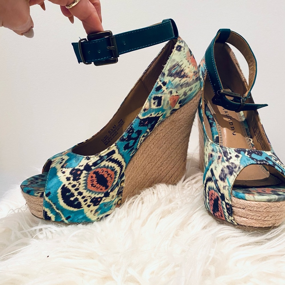 CHINESE LAUNDRY WEDGE SANDALS